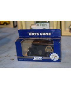 Lledo DG16015 Days Gone Dennis Parcels Van 'Collectors Club 1987( New In Box ) 