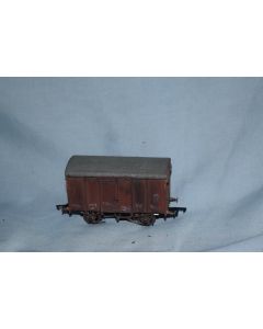 Ratio '00' Twin Vent Box Van Brown (NEM Couplings, Scale Wheels)##